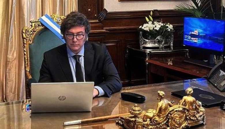 Milei expuso un sondeo adjudicado a Clarín en donde la sumatoria de opciones pasa holgadamente el 100%