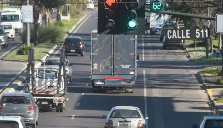 La “onda verde” en Camino Centenario redujo un 40 % los tiempos de viaje en hora pico