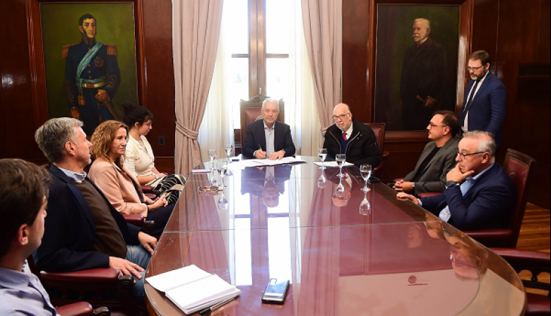 Alak y la UNLP acordaron sumar médicos graduados de la Facultad de Medicina a los centros de salud de La Plata