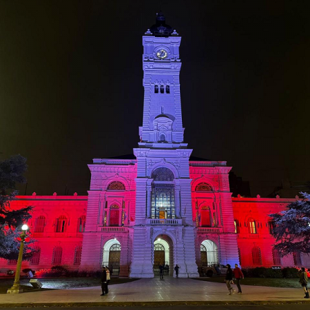 El Palacio Municipal se iluminó de rojo y blanco en homenaje al título de Estudiantes de La Plata