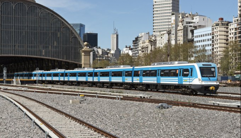 Reducen frecuencia del Tren Roca por obras y ponen colectivos para trasladar pasajeros