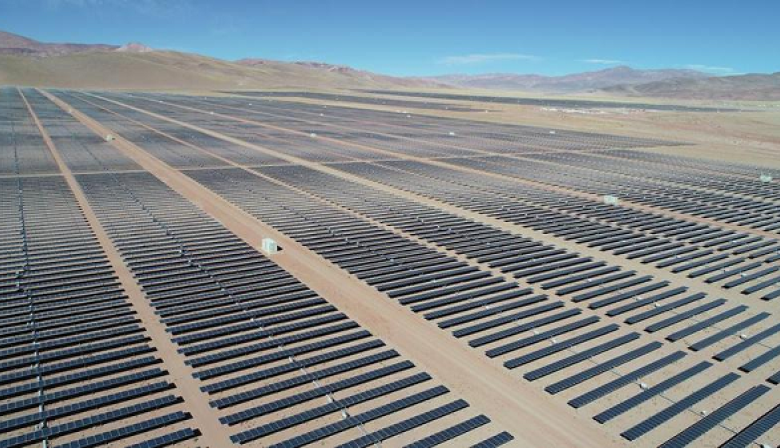 Tecnología fotovoltaica combate desertificación y genera beneficios ecológicos y económicos en regiones áridas del oeste de China