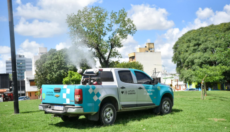Fumigan para prevenir el dengue en La Plata: las tareas de este martes