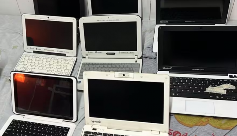 Recuperan casi 400 computadoras robadas de escuelas de la Ciudad de Buenos Aires: hubo 20 allanamientos y 37 personas imputadas