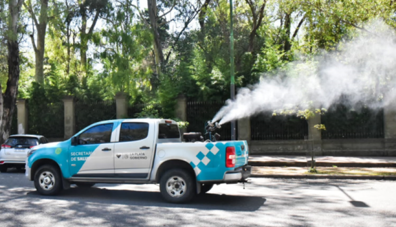 La Municipalidad de La Plata fumiga en Los Hornos, Olmos, Romero y más barrios este martes