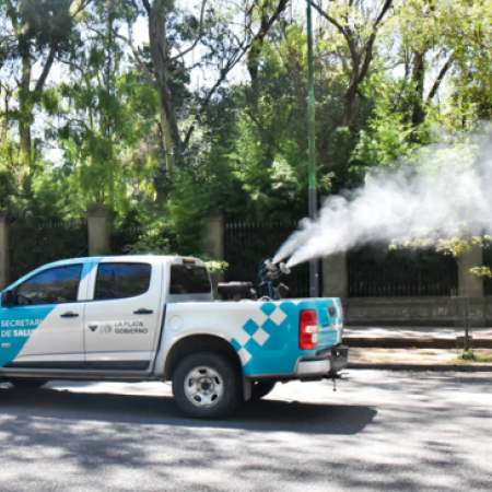 La Municipalidad de La Plata fumiga en Los Hornos, Olmos, Romero y más barrios este martes