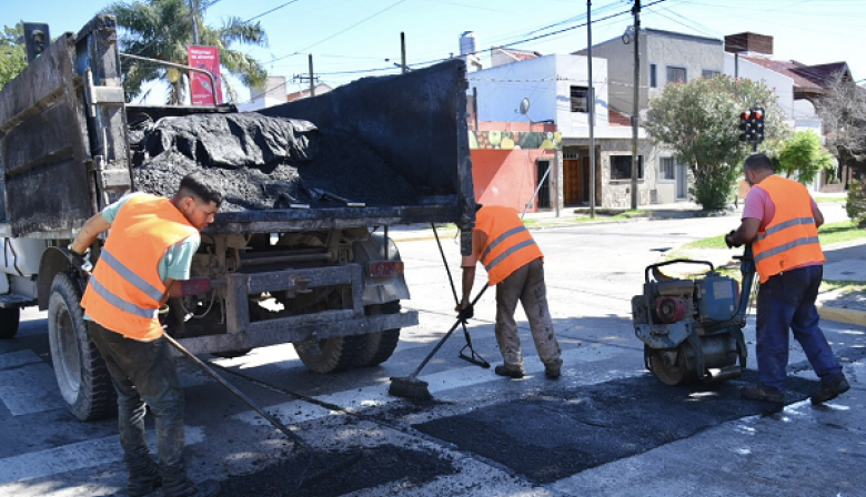 Cuadrillas municipales avanzan con el plan de bacheo en distintos barrios de La Plata