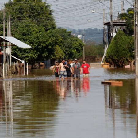 Brasil tendría que importar arroz y frijol por graves inundaciones en sur del país, advierte Lula