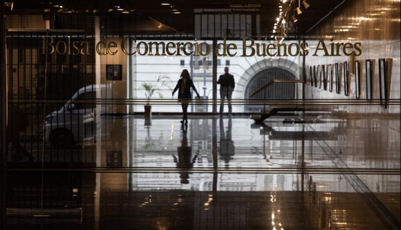 Aumentan activos y baja dólar en Argentina durante primera jornada financiera tras elecciones legislativas