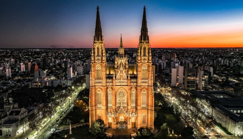 La Catedral, protagonista de las vacaciones con el mural del Papa y un circuito en las alturas