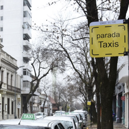 Se desplomó la actividad de los taxis en La Plata durante abril: recaudación diaria cayó 46% en términos reales