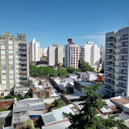 Domingo con cielo despejado por la mañana