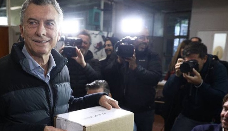 Escándalo en elecciones porteñas: Macri acusó a Santiago Caputo de tuitear “videos truchos” realizados con IA
