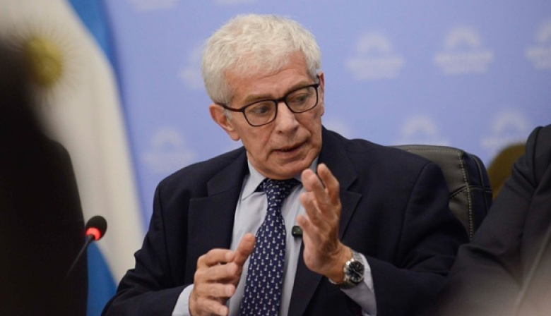 Un ministro de Milei con las horas contadas