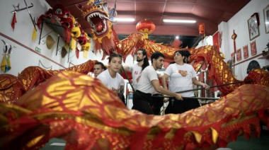 Dragón chino danza en Argentina para celebrar la llegada del Año Nuevo Lunar chino
