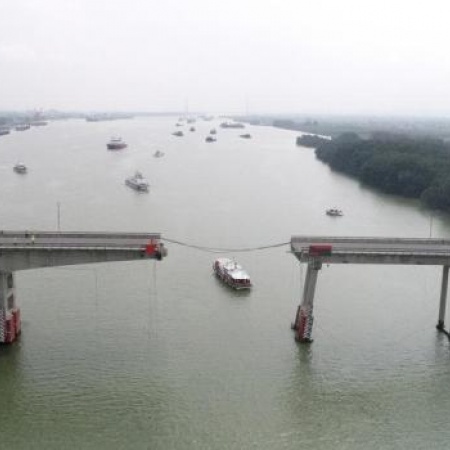 Chocó un buque de carga contra un puente en China y hay cinco muertos