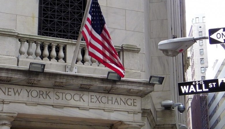 Bajan las acciones en Wall Street ante postergación de bajas de tasas de la FED