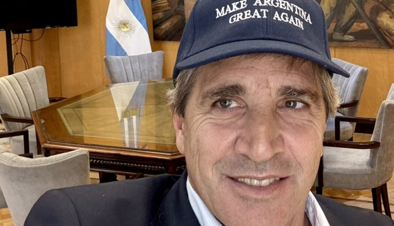 Ministro Caputo cree que el periodismo “es una profesión que tiende a desaparecer”