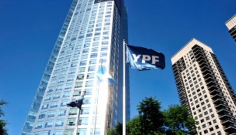 Ordenan a la Argentina que entregue el 51% de las acciones de YPF a beneficiarios del fallo