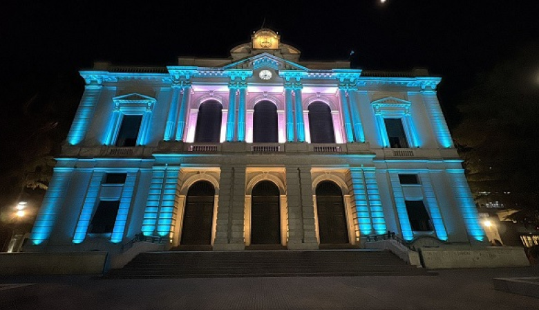 La Casa Matriz del Banco Provincia luce iluminada y realza el centro histórico de La Plata