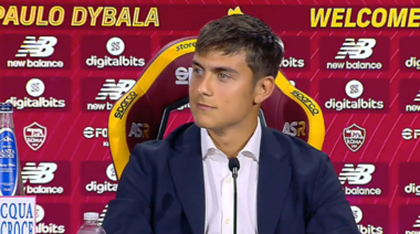 Los hinchas de la Roma agotaron la casaca 21 de Paulo Dybala, que fue presentado hoy oficialmente