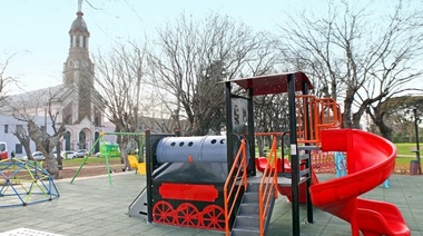 Túneles, toboganes y un tren: Garro visitó los nuevos juegos de la plaza Nuestra Señora del Carmen