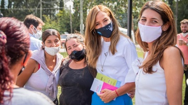 Tolosa Paz en una jornada de vacunación de calendario en Arturo Seguí