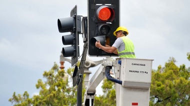 Llevan adelante un plan de modernización de semáforos en diversas arterias de la ciudad