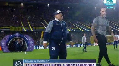 Maradona fue ovacionado en la Bombonera y recibió una camiseta de Boca