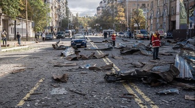 Ola de bombardeos rusos dejan al menos cinco muertos en la capital ucraniana, y Zelenski acusó de "terroristas" a los atacantes