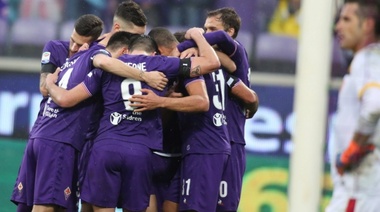Fiorentina rinde un emotivo tributo a su fallecido capitán en la victoria ante Benevento