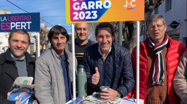 El liberalismo de La Plata pide el voto para Julio Garro y realizaron reuniones con vecinos de Arana