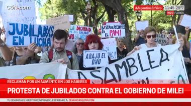 Movilización y protesta de jubilados en contra de las políticas de Javier Milei