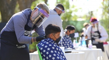 En una nueva jornada solidaria, cortaron el pelo a más de un centenar de niños de Villa Elvira
