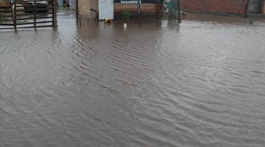 Más de 40 evacuados, calles anegadas y voladuras de techo por fuerte temporal en Bahía Blanca