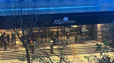 Se voló una parte del techo de entrada del Teatro Argentino, lugar en el que dio su discurso Cristina