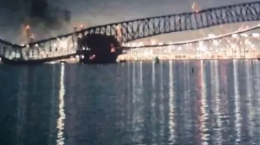 Se derrumbó un puente en Baltimore tras ser embestido por un buque carguero