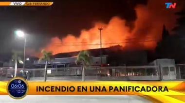 Se incendia una planta panificadora en San Fernando: 20 dotaciones de bomberos intentan controlar el fuego