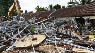 Suben a 429 los muertos por el tsunami en Indonesia y hay más de 150 desaparecidos