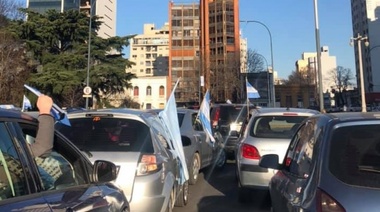 Primeras líneas de JxC de La Plata en la multitudinaria marcha del 17A