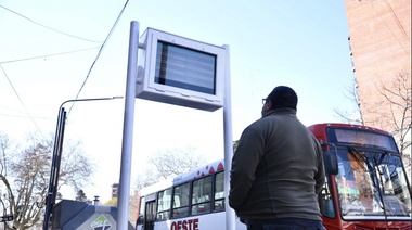 Avanza la instalación de carteles que estiman el tiempo de arribo de los colectivos