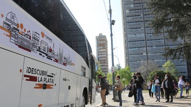 En un fin de semana histórico para el turismo local, debutó el bus Buenos Aires – La Plata y la ocupación hotelera casi plena