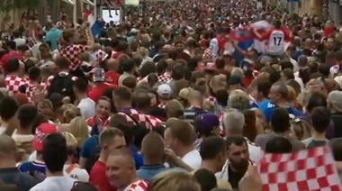 En Croacia, las calles están repletas de gente que saludan a los futbolistas
