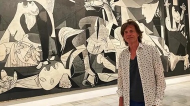 Mick Jagger se sacó una foto junto al "Guernica" en el Reina Sofía y el Museo tuvo que aclarar