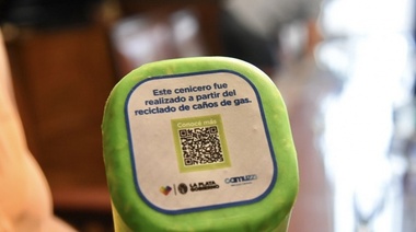 Lo ideal es prohibir fumar, pero mientras tanto en La Plata instalan eco-ceniceros en vía pública