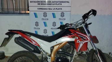 Cae “motochorro” en Gonnet tras una persecución buscado por un robo en mayo pasado