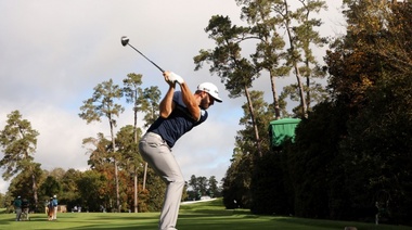 El estadounidense Dustin Johnson sigue al frente el ranking mundial del golf