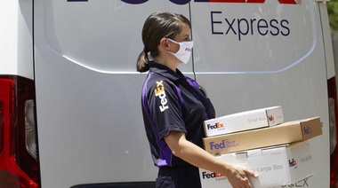 FedEx se prepara para entregar regalos navideños durante temporada alta récord