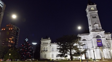 La ciudad se prepara para recibir estas fiestas con árboles navideños, adornos y luces decorativas