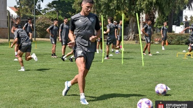 Estudiantes se entrenó en Montevideo y mañana se mide ante Peñarol